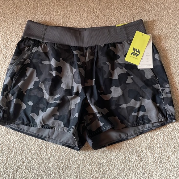 ALL IN MOTION CAMO SHORTS - Picture 2 of 2